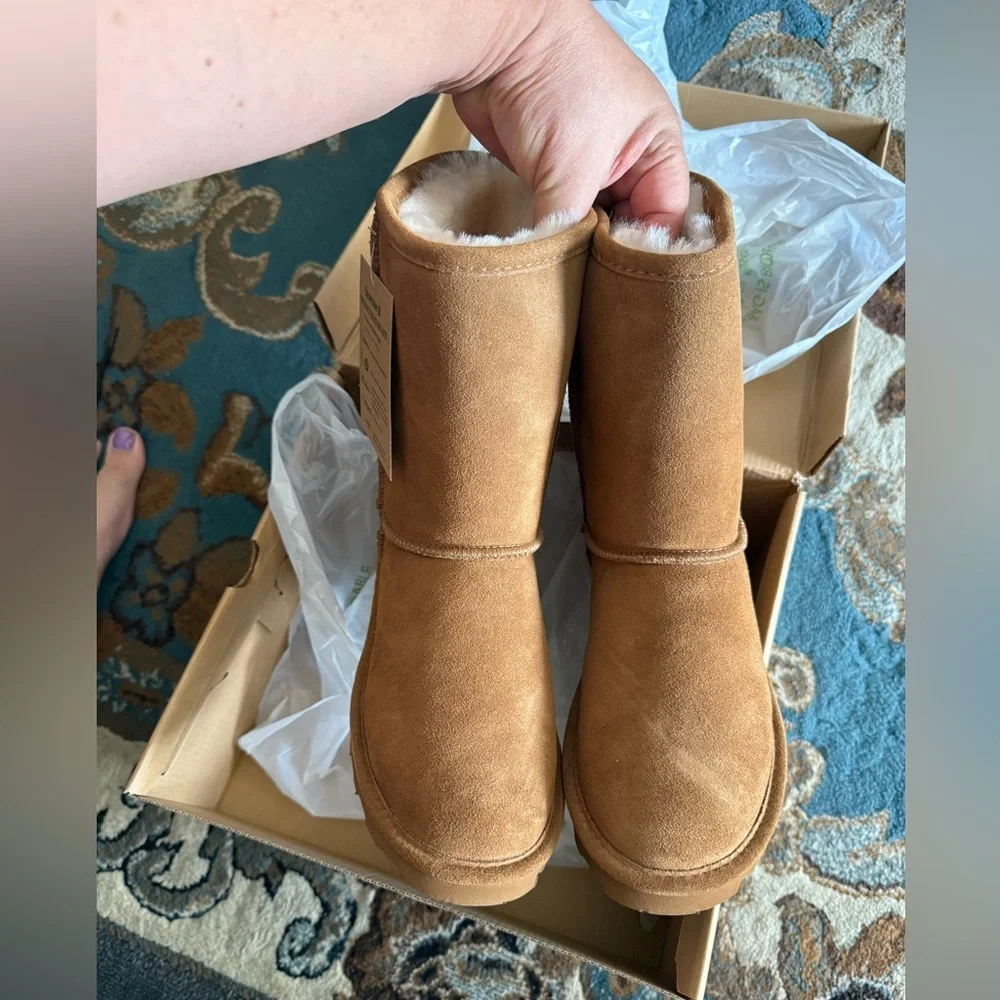 Bearpaw Women's Elle Short Hickory Suede  Boots . Size 8